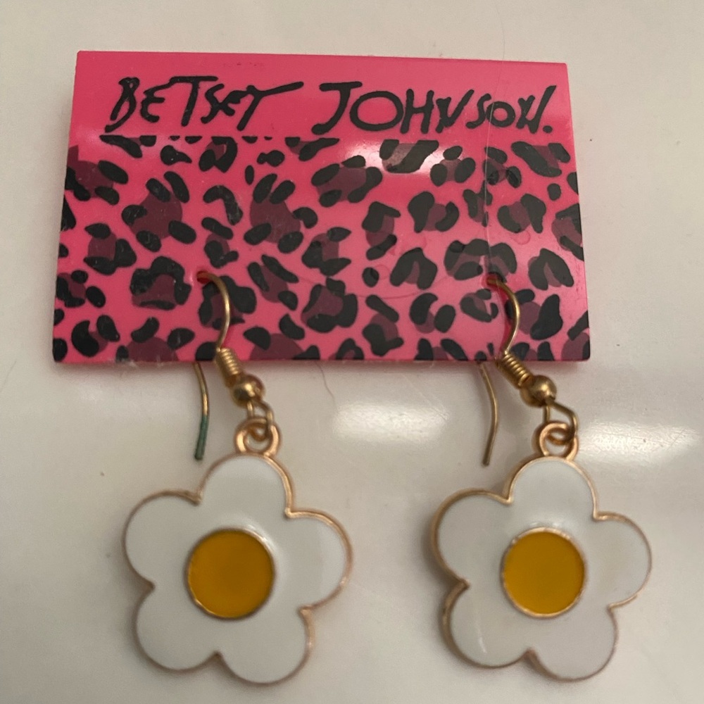 Cartoon Daisy Pierced Earrings Betsey Johnson Style White and Yellow Drop